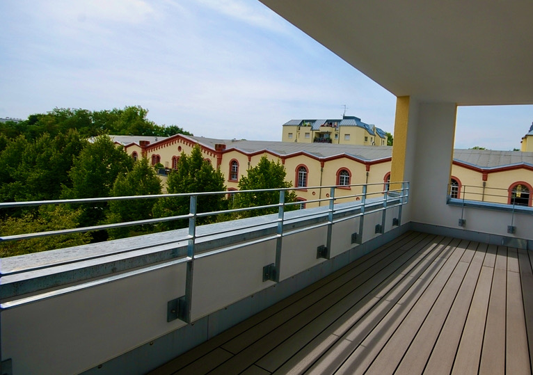 Großzügig, hochwertige 4 Zi.-Wohnung mit Loggia und TG-Stellplatz zu vermieten - Photo 1
