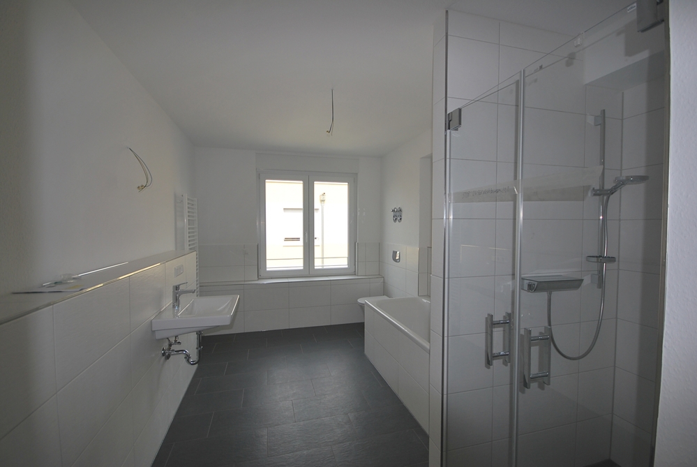 Großzügig, hochwertige 4 Zi.-Wohnung mit Loggia und TG-Stellplatz zu vermieten - Photo 3