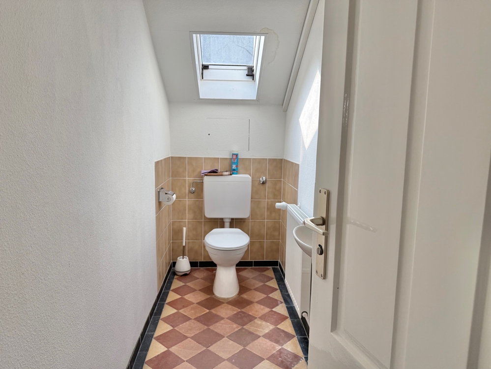 Keine abgeschlossene Wohnung – 2 Zimmer , Küche u. WC mit Zugang über gemeinschaftlich genutzten Durchgang - Foto 4